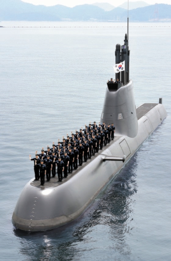 鳳梧洞戦闘勝利１００周年を控えた５日、最新鋭潜水艦「洪範図」乗務補助員が海洋守護決議大会を開催している。［写真　海軍］