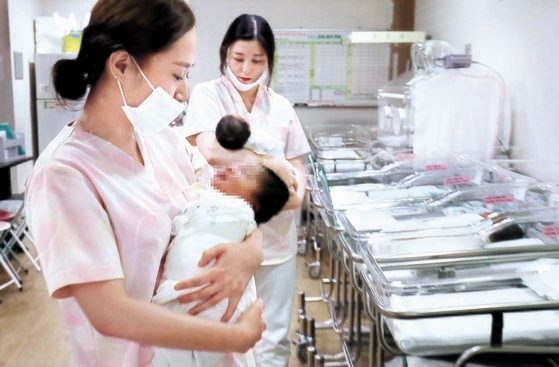 出生数が５２カ月連続で前年同月比減少した。大田（テジョン）のある産婦人科新生児室で、生まれたばかりの赤ちゃんが看護師の世話を受けている。キム・ソンテ客員記者