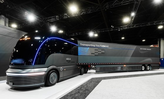 現代自動車が「２０１９北米商用展示会」に展示した水素専用大型トラックコンセプトカー「ＨＤＣ６ネプチューン」。［写真　現代自動車］
