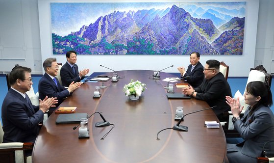 韓国の文在寅大統領（左中央）と北朝鮮の金正恩国務委員長（右中央）が板門店平和の家２階会談場で南北首脳会談を行っている。［中央フォト］