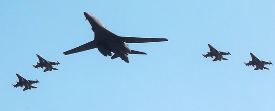 ２０１６年９月米軍がグアム・アンダーセン空軍基地に配備された超音速爆撃機「Ｂ－１Ｂ」（別称「ランサー」）２機を韓半島から出撃させる姿。ランサーは韓国空軍の戦闘機「Ｆ－１５Ｋ」などと武力デモを行った。［写真　共同取材団］