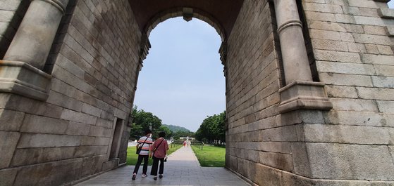 朝鮮時代に中国皇帝の使節を迎えた迎恩門を壊して日清戦争後に建てた独立門。　チャン・セジョン記者