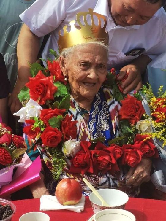 中国のアリミハン・サーイーティさんの身分証には生年月日が１８８６年６月２５日と記されている。［写真　Ｃａｒｒｙｉｎｇ　ｔｈｅ　Ｆｌａｇ　Ｗｏｒｌｄ　Ｒｅｃｏｒｄｓ　ホームページキャプチャー］