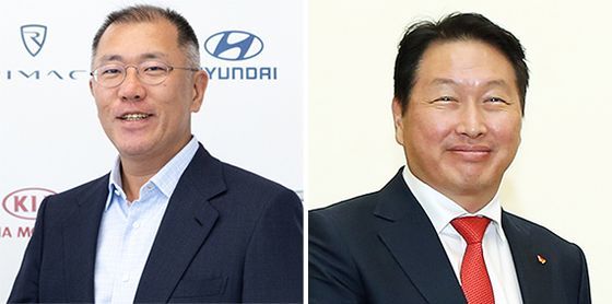 鄭義宣（チョン・ウィソン）現代自動車グループ首席副会長（左）、崔泰源（チェ・テウォン）ＳＫグループ会長（右）