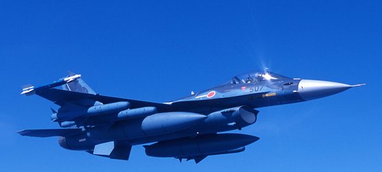 日本政府が航空自衛隊の主力戦闘機Ｆ２の後続となる次世代戦闘機を開発する。写真は飛行中のＦ２戦闘機。［写真　航空自衛隊］