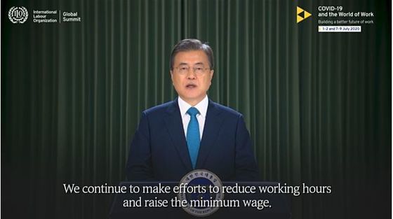 文在寅（ムン・ジェイン）大統領が８日、国際労働機関（ＩＬＯ）グローバル会談「グローバル指導者の日」セッションに送った映像メッセージで「韓国版ニューディール」構想を明らかにしている。［写真　ＩＬＯホームページ　キャプチャー］