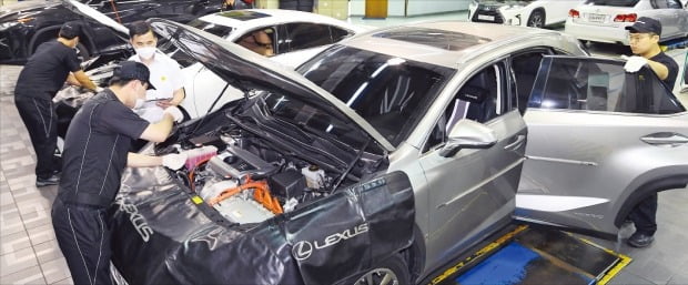 韓国トヨタ自動車レクサスの整備職員が１０日、ソウル大峙洞（テチドン）のサービスセンターで自動車を修理している。レクサスは今年上半期、韓経輸入車サービス指数（ＫＩＣＳＩ）評価で１位になった。　カン・ウング記者
