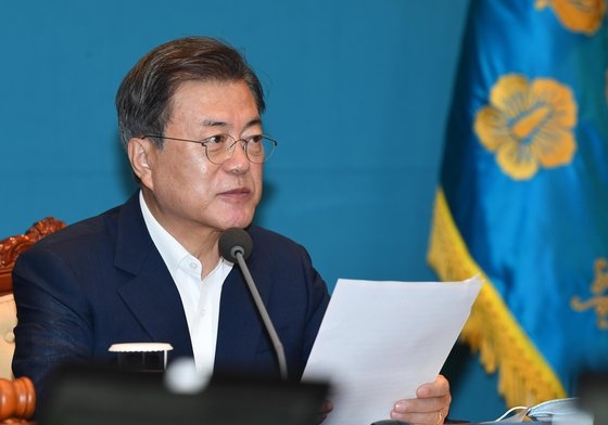 文在寅大統領が７日午前に青瓦台で開かれた閣僚会議で冒頭発言をしている。［青瓦台写真記者団］