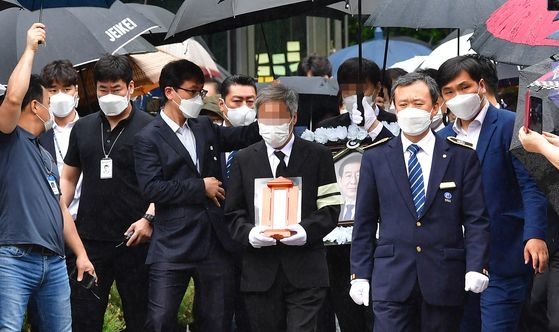 故朴元淳ソウル市長の告別式が開かれた１３日、ソウル中区（チュング）ソウル市庁で告別式を終えた後、故人の遺影と位牌が追慕公園に向かっている。ウ・サンジョ記者
