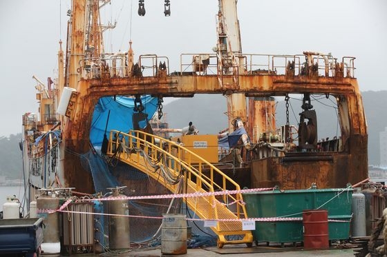 １４日午後、釜山甘泉港に船舶修理のため接岸している遠洋漁船Ａ号。釜山港検疫当局によると、船体修理のため８日に釜山甘泉港西側埠頭に入港したツバル国籍の遠洋漁船（４９９トン）の船員１人が新型コロナ陽性判定を受けた。ソン・ボングン記者