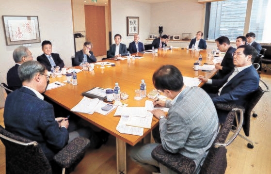 １３日に開かれた韓中ビジョンフォーラムで専門家らが討論している。キム・サンソン記者