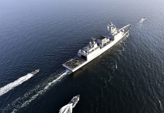 韓国海軍の４４００トン級駆逐艦が、リンクス海上作戦ヘリコプターと高速短艇の護衛の中で航海している。　［写真＝海軍］