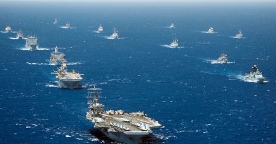２０１２年のリムパックに参加した艦艇が米ハワイ沖で機動訓練をしている。当時の演習には太平洋沿岸２２カ国の水上艦８９隻が参加した。［海軍提供］