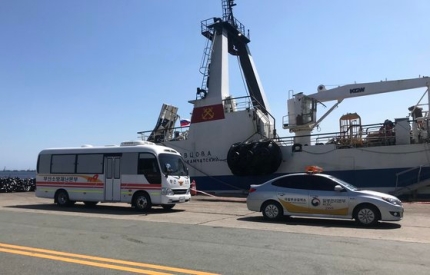 １７日、釜山甘泉港で釜山消防災難本部がロシア船に乗っていた新型コロナ感染者を搬送している。［写真　釜山消防災難本部］