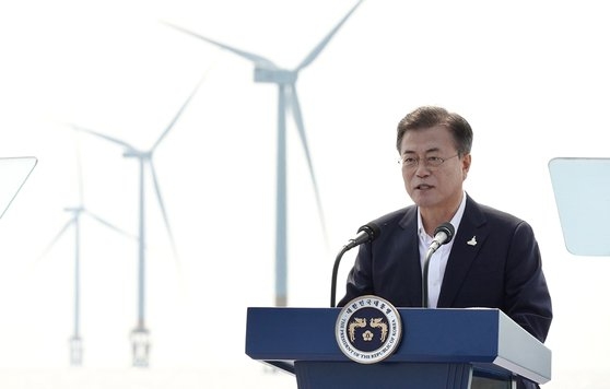 文在寅大統領が１７日、全羅北道扶安郡（チョルラブクド・プアングン）に位置した西南圏海上風力実証団地で開かれた「韓国版ニューディール、グリーンエネルギー現場－風が吹く」行事で挨拶をしている。［写真　青瓦台］