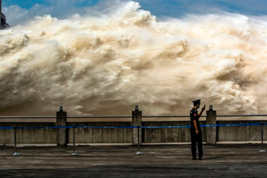 【写真】最近、三峡ダムが大量の水を放流している様子［写真　新華＝連合ニュース］
