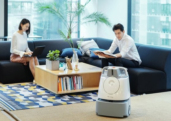 ソフトバンクのロボット子会社ソフトバンクロボティクスが開発したロボット「Ｗｈｉｚ」。ホテルやオフィスなど商業用ビルで活用するＢ２Ｂロボット掃除機だ。［写真　ソフトバンクロボティクスコリア］