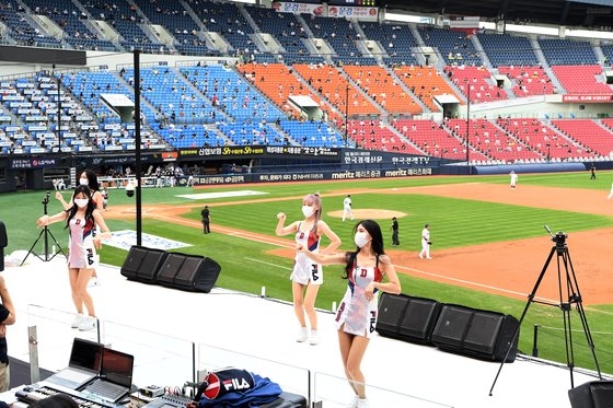 観衆の立ち入りが許容された２６日、ソウル蚕室（チャムシル）球場で斗山（トゥサン）ベアーズとＬＧツインズの競技が行われている。イム・ヒョンドン記者