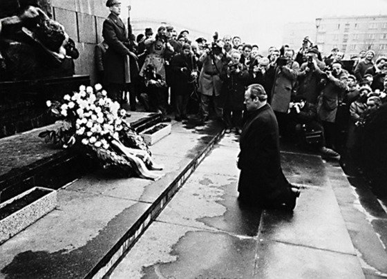 旧西ドイツのブラント元首相は１９７０年１２月にポーランドのワルシャワにあるユダヤ人慰霊塔の前でひざまずいて謝罪した。［中央フォト］