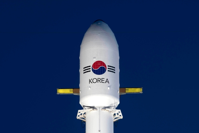 ２０日（現地時間）に米ケープカナベラル空軍基地ケネディ宇宙センターから打ち上げられた韓国軍初の独自通信衛星「アナシス２号」。　［写真　防衛事業庁］