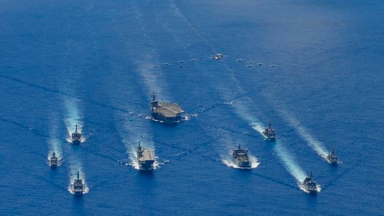  先月２１日にフィリピン海で行われた日米豪合同海上訓練。［写真　米海軍］