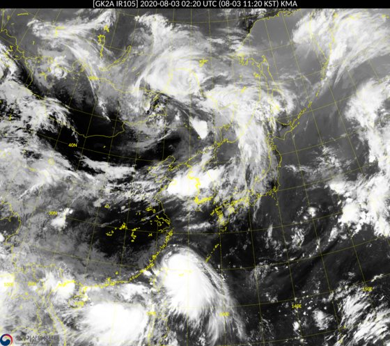 衛星から見た台風第４号の様子。韓半島南部から北上している。［写真　気象庁］