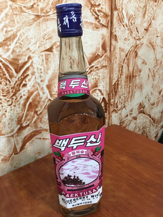 北朝鮮恵山（ヘサン）市にある恵山クロマメノキ加工工場で生産されたクロマメノキ酒。コ・ソクヒョン記者