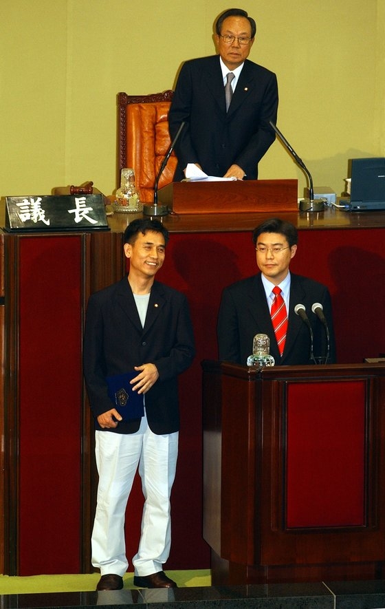 再補欠選挙で当選した国民改革政党の柳時敏議員が２００３年４月に国会にネクタイを締めずグレーのＴシャツと黒いジャケット、白い綿ズボンで出席して野次を受けた