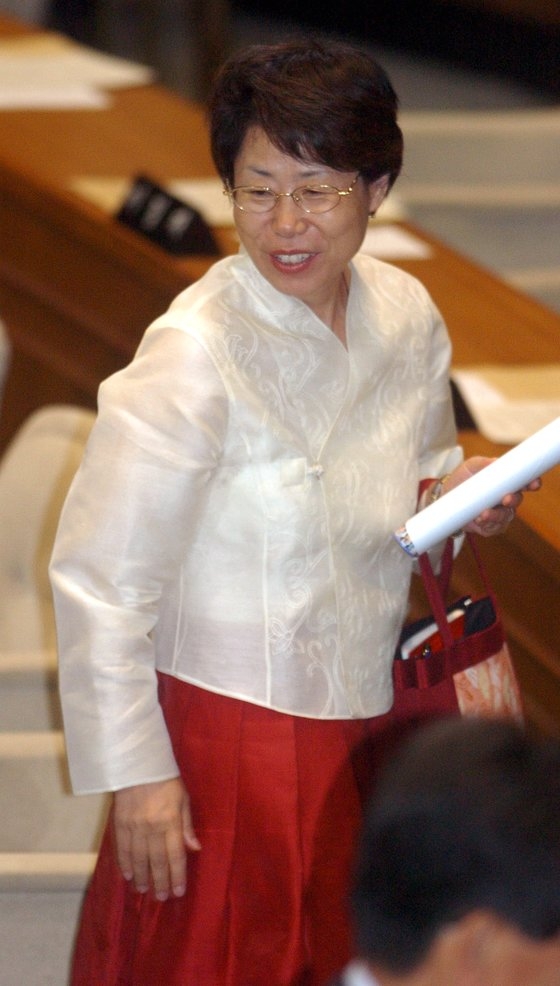開かれたウリ党の洪美英（ホン・ミヨン）議員は開院初日に改良韓服を着て登場し新鮮な衝撃を与えた