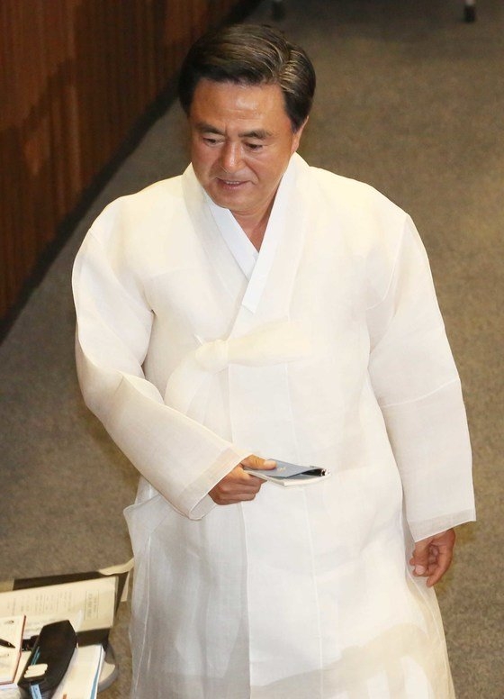 ２０１３年にはセヌリ党の金泰欽（キム・テフム）議員が「モシ」と呼ばれる伝統的な織物を広報するとしてモシでできた韓服を着て本会議場に登場