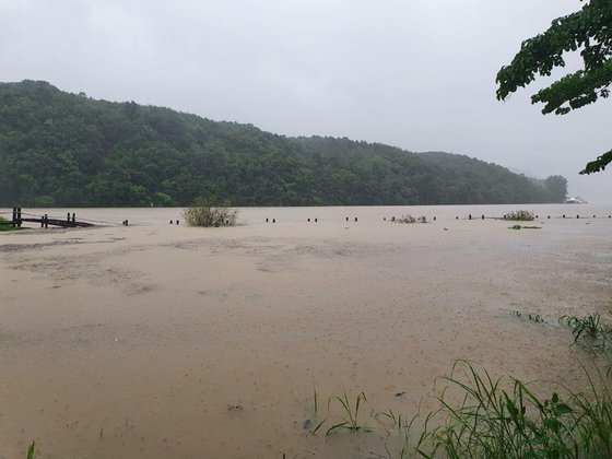 韓国の北漢江の水位が高まり南怡島が浸水被害を受けた。川沿いの散策路が完全に浸水した様子。［写真　南怡島］