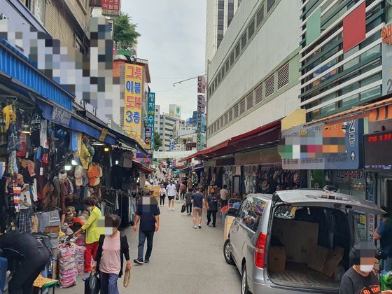 ６月、ソウル南大門市場街の姿。新型肺炎以前に比べて「非常に閑散としている水準」と商人は話した。該当写真は新型肺炎感染者が発生したケネディ市場とは関係なし。［中央フォト］