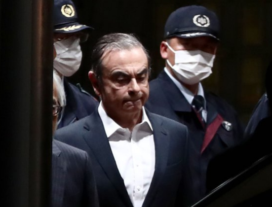 ２０１９年４月２５日の保釈当時のカルロス・ゴーン元ルノー・日産会長が警察の護衛を受けて東京地裁を後にしている。［ＡＦＰ＝聯合ニュース］