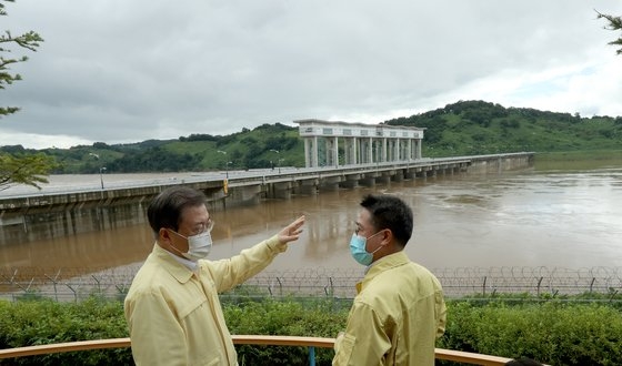 文在寅大統領が６日午後、京畿道漣川郡のクンナムダムを訪問して関係者から運営状況および北朝鮮黄江ダムの放流にともなう措置事項などの報告を受けている。キム・ソンニョン記者