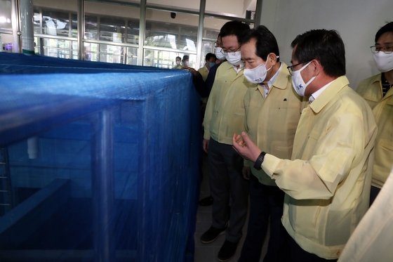 先月の「水道水幼虫」事態以降、仁川（インチョン）富平（プピョン）浄水場を訪れた丁世均（チョン・セギュン）首相。仁川では昨年の「赤い水道水」に続いて大型「水道水事故」が起きて、市民の「水道水の安全」に対する関心が高まった。インターネットではシャワーフィルターの価格が高騰し、仁川地域では水道水の代わりにミネラルウォーターで洗い、ご飯を炊く場合もあった。［写真　国務総理室］