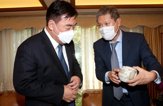 １９日、ケイ海明大使（左）がソウル延禧洞の盧泰愚元大統領の自宅を訪問した。盧元大統領の息子ノ・ジェホン氏が盧元大統領の署名が書かれた茶器をプレゼントしている。チェ・チョンドン記者