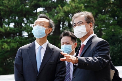 ２２日午後釜山市内のホテル前で徐薫国家安保室長と楊潔チ中国中央政治局委員が会談を終えた海雲台海水浴場を眺めて対話している。［写真　青瓦台写真記者団］