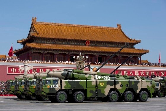 ２０１５年９月３日の中国戦勝節閲兵式で各種先端軍事装備が公開された。「空母キラー」として知られる対艦弾道ミサイル「東風－２１Ｄ」を積んだ車の列が天安門前を通過している。［中央フォト］