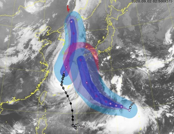 台風９号（左）と台風１０号（右）が韓半島（朝鮮半島）に向かって北進中だ。２日午前２時５０分現在の台風の衛星映像と予想経路。［グラフィック　韓国気象庁］
