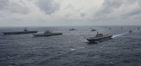 米国・インド・日本・オーストラリアの「４カ国安全保障対話」（クアッド）は毎年、マラバール訓練を実施する。写真は２０１７年にベンガル湾でマラバール訓練に参加した米空母「ニミッツ」（左）と自衛隊およびインド海軍。［米海軍提供］