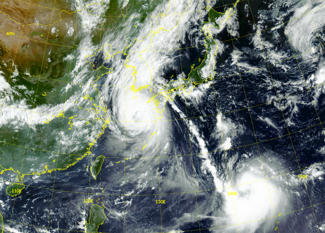 台風１０号の様子（写真右側）。［写真　韓国国家気象衛星センター］
