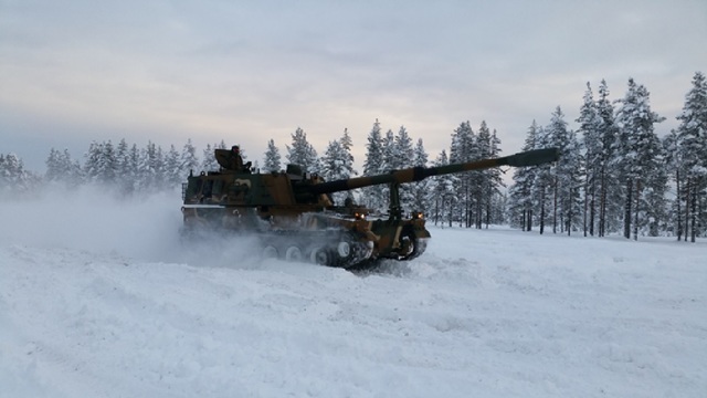 Ｋ９自走砲が雪原を走行している（写真　ハンファディフェンス）