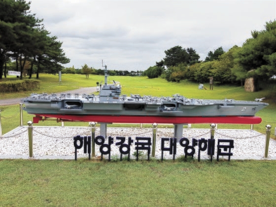 韓国海軍が公開した軽空母の模型。３万トン級の軽空母には最新垂直離着陸ステルス戦闘機Ｆ－３５Ｂを１０機ほど搭載する。［写真　韓国海軍］