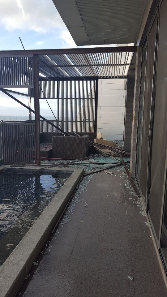 台風９号の影響で３日釜山機張郡にあるアナンティコーブの客室の窓ガラスが割れるなど宿泊客が大きな被害を受けた。［写真　読者提供］