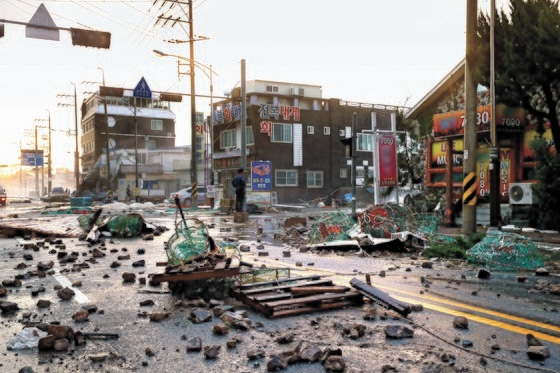台風９号「ＭＡＹＳＡＫ」が韓国を通過した３日、慶尚北道浦項九龍浦近隣の道路に、台風によって飛ばされてきた漁具や石が散乱している。［写真　浦項市］