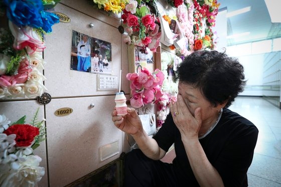 先月２０日、母の故朴玉蓮さんが眠る大田（テジョン）市立公園墓地を訪れた娘のイム・ミョンオクさん。「母が亡くなる前、重湯もよく飲み込めないとき、ヤクルトはよく召し上がっていた」というミョンオクさんは母親に会いに来るときにはヤクルトを忘れず持ってくる。イム・ヒョンドン記者