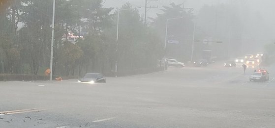 ７日午前９時、釜山機張郡鼎冠産団路が１００メートルほど浸水した。［写真　釜山警察庁］