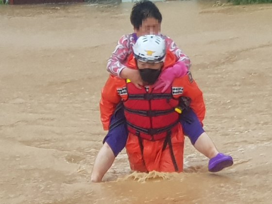 台風１０号が北上する中、７日午前、慶尚北道慶州市見谷面で、洪水で孤立した高齢者が救助隊員に救助されている。　慶州消防署