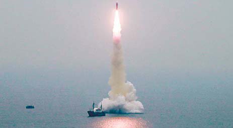 ２０１９年１０月２日に北朝鮮が試験発射した潜水艦発射弾道ミサイル（ＳＬＢＭ）「北極星３」。［中央フォト］