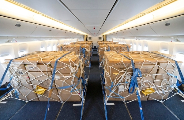 改造作業が完了した大韓航空のボーイングＢ７７７－３００ＥＲの内部に貨物を積載する様子。［写真　大韓航空］